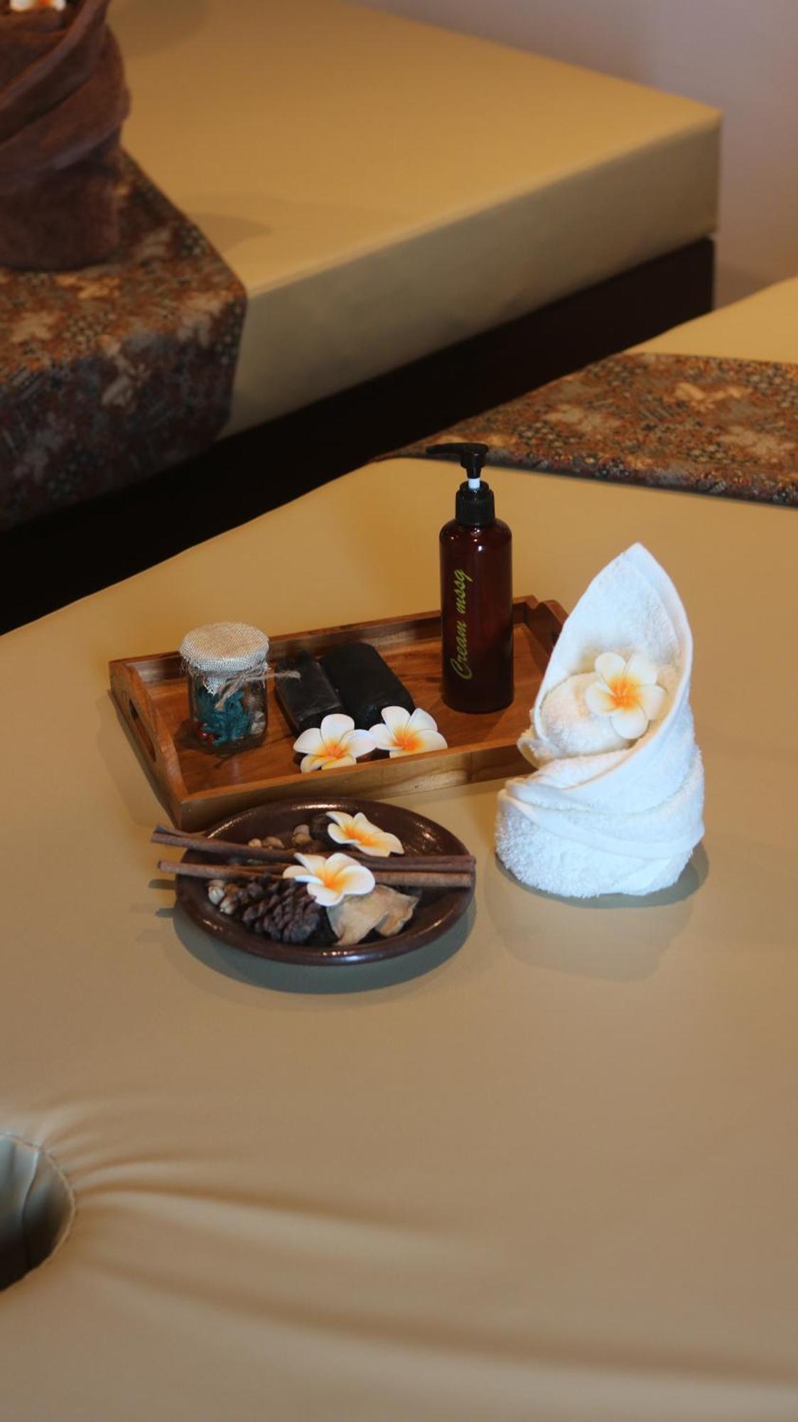Bess Mansion Hotel Surabaya Wonotjolo Zewnętrze zdjęcie
